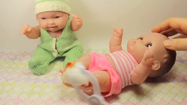 Дочки матери с куклой Пупсик  Доктор делает укол  Кукла упала с велосипеда, сломала ножку