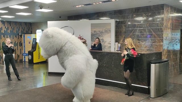 Прямо в Холле отеля ???