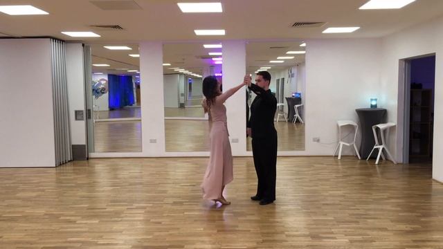 How to dance Viennese Crosses in Tango - Intermediate смотреть онлайн