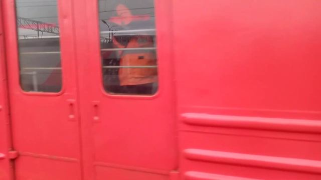 Электропоезд эт2м-137 Сообщением Шапки Санкт-Петербург Прибывает на станции Тосно смотреть онлайн
