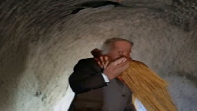 [AI] joe biden hugging spaghetti in the cave смотреть онлайн