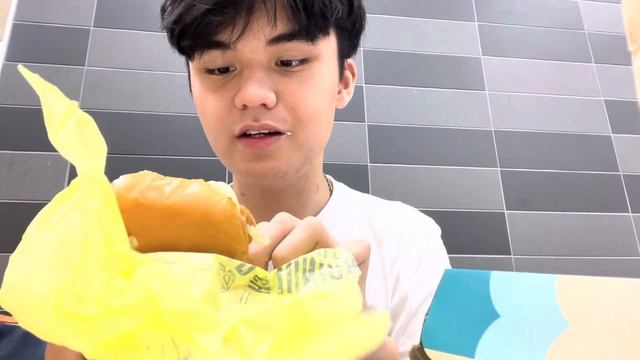 McDonald’s Junior Chicken Vs Filet-O-Fish Vs Cheeseburger | Food Review! (Jordan Pichette) смотреть онлайн