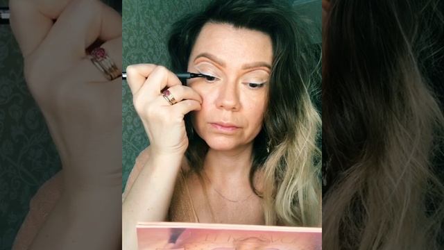 Как сделать двойную стрелку? Как увеличить глаза при помощи макияжа. YouTube shorts ? смотреть онлайн