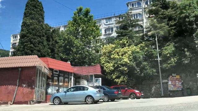 Ялта. Поворот с ул.Кирова вверх, на ул. Халтурина до Рабочей ул. 11.07.23. Крым. Crimea. Yalta. смотреть онлайн