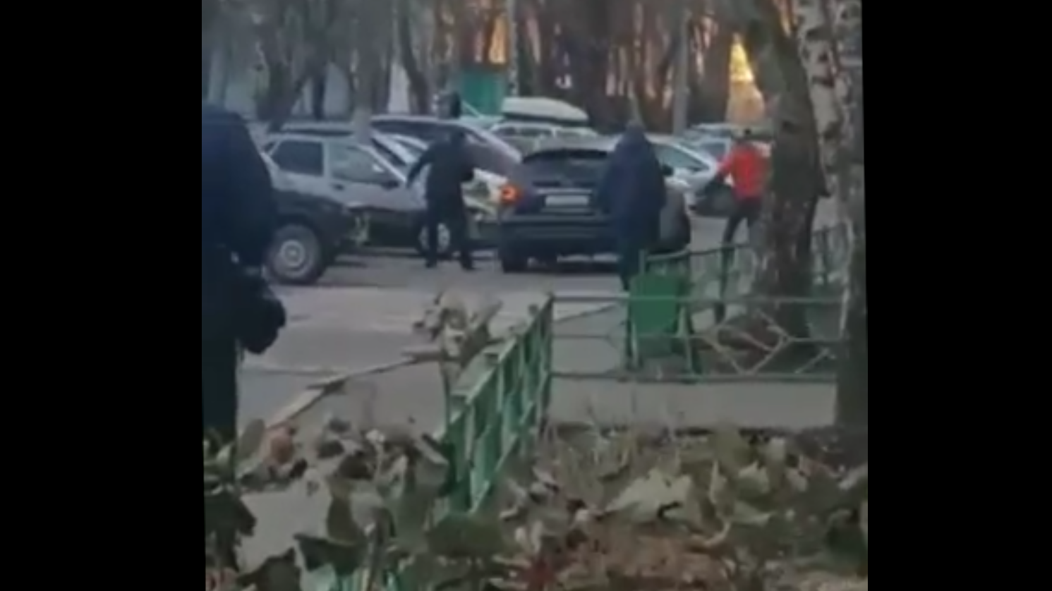 Беременная женщина на Infiniti бьёт припаркованные автомобили смотреть онлайн