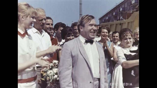 РАБОТАЕТ МАЛЯРОМ, НО В ДУШЕ ОНА АКТРИСА! - САША-САШЕНЬКА - Фильм - Комедия смотреть онлайн