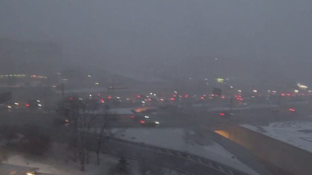Сильнейший снегопад обрушился на Москву. Резко потемнело, снежная буря накрыла огромный мегаполис смотреть онлайн