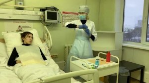 Естественное кормление тяжелобольного пациента ложкой