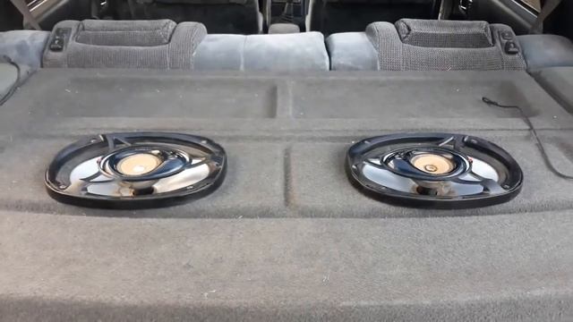 Уселитель на 2 колонки в машину