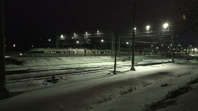 High-speed trains bypassing at Okulovka station смотреть онлайн