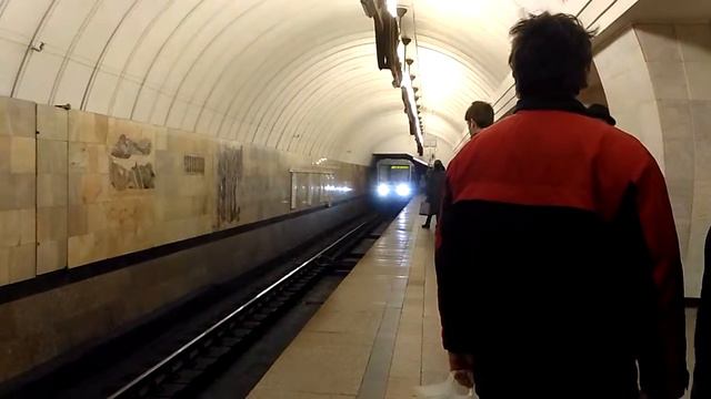 "Ока" прибывает на станцию "Чеховская" смотреть онлайн