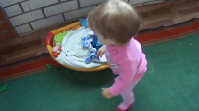Альвина помогает вешать белье Alvina helps to hang up clothes смотреть онлайн