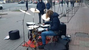 Уличный профи-ударник на Хрещатике.Вы только посмотрите как он исполняет! Выходной музпозитив!)