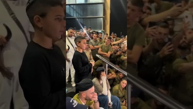 Young Israeli Boy Sings the Shema and Blows the Shofar for Israeli Soldiers смотреть онлайн