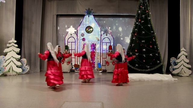 С наступающим Новым Годом Вас поздравляет Народная вокальная студия Өмет МАУК ГДК города Бирск.