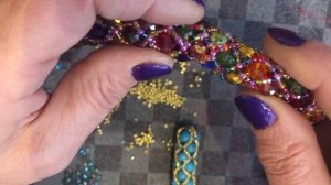 КРУГЛЫЙ ЖГУТ ИЗ БИСЕРА И БУСИН