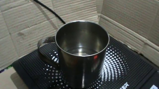 Индукционная печь - нормально работает с практически не магнитной посудой (для Хом неверующих). смотреть онлайн