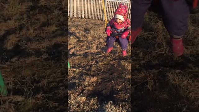 Дочка на качелях. Весна, трава, солнышко смотреть онлайн