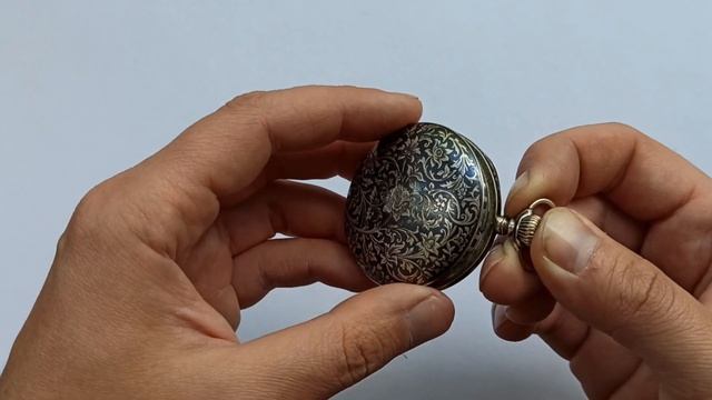 Красивые серебряные карманные часы. смотреть онлайн