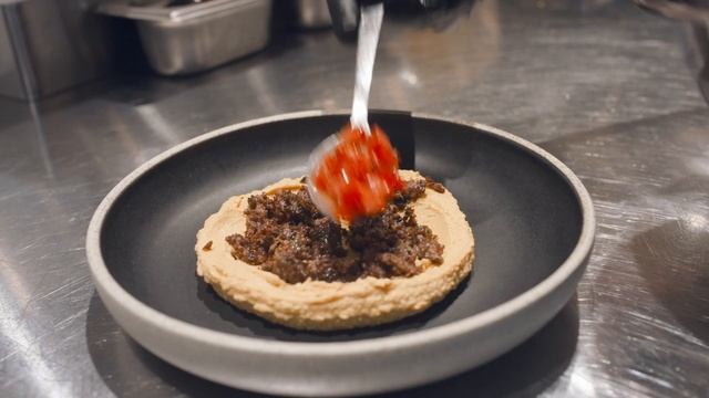 В этом видео шеф-повар кафе-пекарен "Печорин" расскажет про свою экспериментальную кухню. смотреть онлайн