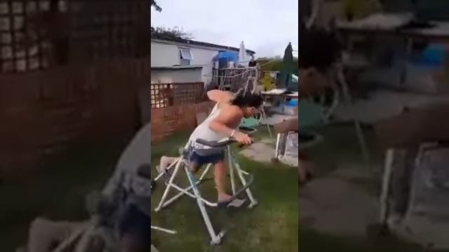 WOMAN FALLS OFF GYM MACHINE (funny) смотреть онлайн