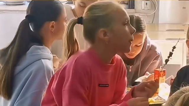 Детские тургруппы из Приморья посещают в Мишане ресторан жареной холодной лапши