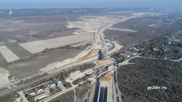 Крым, строительство трассы Таврида возле Бахчисарая, вид с квадрокоптера смотреть онлайн