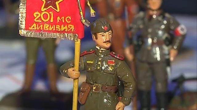 Бывший полицейский делает уникальные фигурки солдатиков из пластилина смотреть онлайн