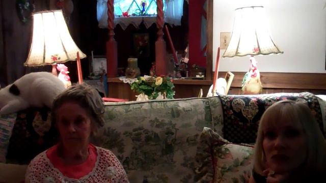 Lorraine Warren and Barbara Crampton смотреть онлайн