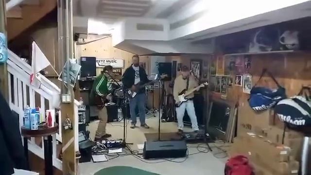 Low Hanging Fruit …. Playing Lukas Nelson’s Die Alone at a private event out on Johns Island смотреть онлайн