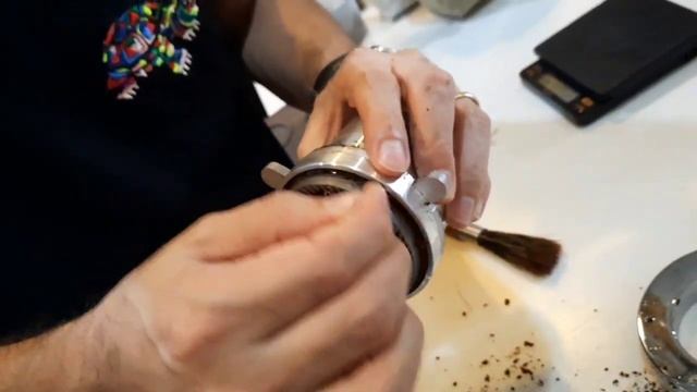 Quick cleaning for coffee grinder burrs (Mazzer Mini Elecronic) смотреть онлайн