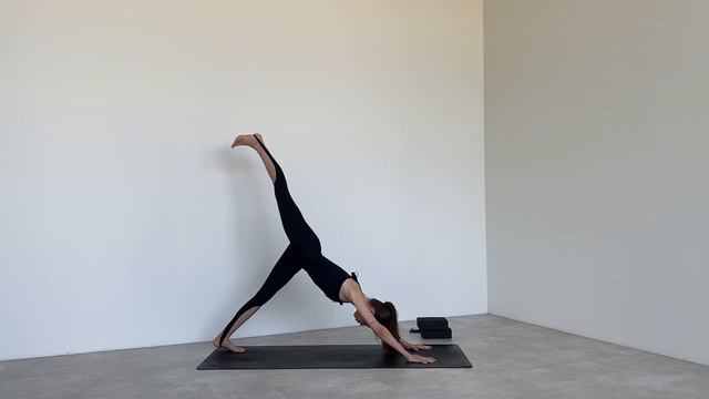 М‘яка практика йоги для хребта. Open level (для всіх рівнів) смотреть онлайн