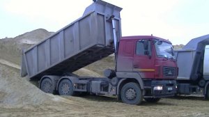 Самосвалы МАЗ-6501В9 разгружаются