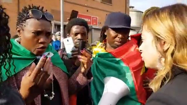 Giorgia Meloni sposa la causa dei camerunensi a Ferrara смотреть онлайн
