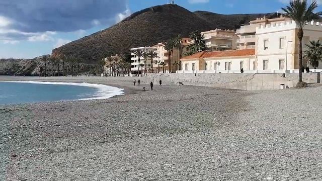 Прогулка по пляжу Испания смотреть онлайн