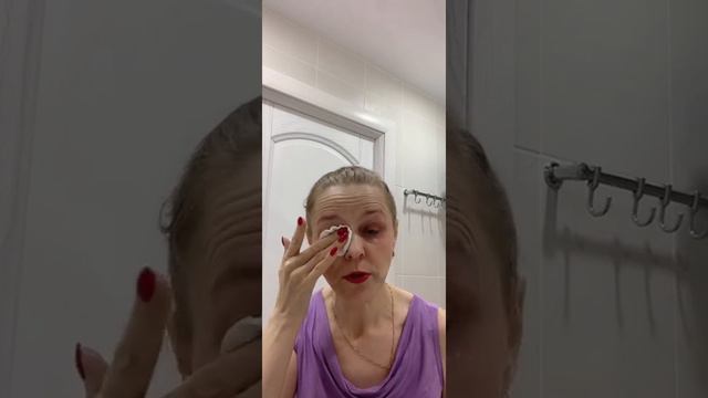 Легким движением руки... снимается макияж смотреть онлайн