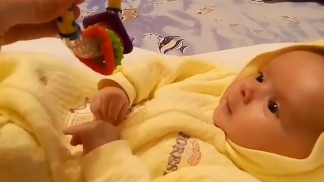 Первый интерес к погремушке у малыша смотреть онлайн
