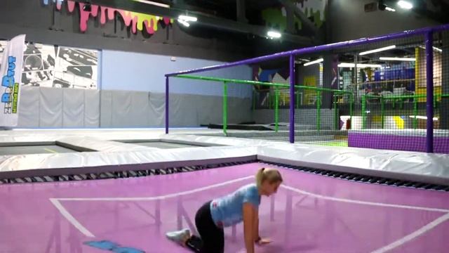 Как прыгать на батуте? Урок 4 — как правильно прыгать на живот на батуте. Батутный парк Zebratut смотреть онлайн