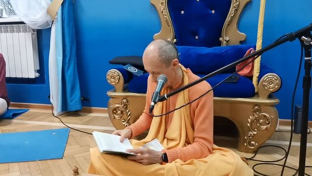 Погружать свой ум в мантру, значит: погружать его в Кришну | Настройка на джапу | БАКГМ смотреть онлайн