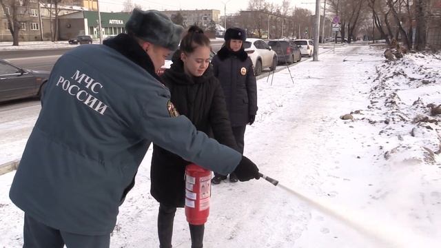 В Абакане автолюбителей просили "пшикнуть" огнетушителем смотреть онлайн