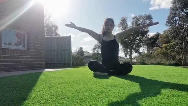 Morning Yoga in Nature | A Gentle Stretch to Start Your Day смотреть онлайн