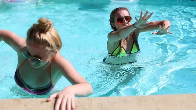 HOW TO HAVE THE PERFECT POOL DAY! смотреть онлайн