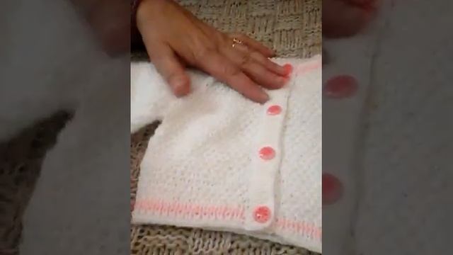 9. Вязаные костюмчики для новорожденных малышей. Вяжем реглан сверху для малышей. смотреть онлайн