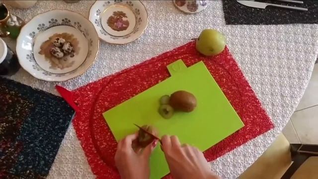 Омлет из перепеленных яиц - СуперПолезно - Полезные завтраки с Ниной Радзиевской #23 смотреть онлайн