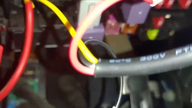 Как правильно подключить регистратор через блок питания на три провода от блока предохранителей. смотреть онлайн