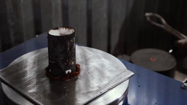 изготовление биметаллического топора (брелок) Часть 2 -литье, пайка, травление смотреть онлайн