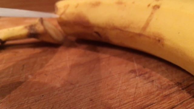 Как быстро почистить банан, Просто чистим банан одной рукой смотреть онлайн