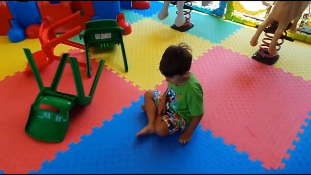 Fatih Selim Yusuf ve Elâ oyun parkında dönen salıncak ile renkli top havuzunda eğleniyorlar. смотреть онлайн