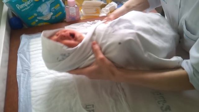 #ПапинАмин / Как правильно пеленать малыша / How to swaddle a baby смотреть онлайн