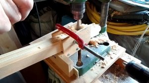 Как сделать отверстие в деревянных ножках табуреток